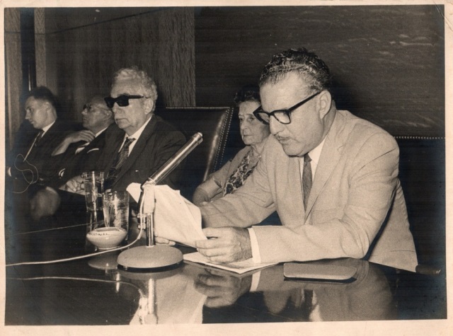 Foto de Marinello y María Teresa Freyre de Andrade en la conferencia de Bruno Kaiser, 5 de agosto de 1963. Fondos BNCJM.